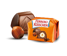 Ein Ferrero Küsschen mit Verpackung mit einer ganzen Haselnuss und einem Ferrero Küsschen ohne Verpackung