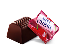 Ein Mon Chéri mit Verpackung und ein Mon Chéri ohne Verpackung